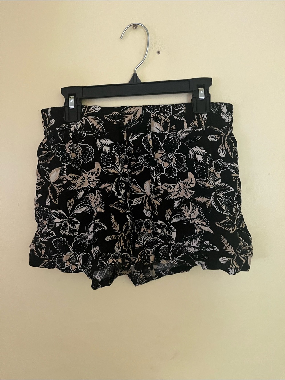 Old Navy Black and Cream Floral Shorts Size XS